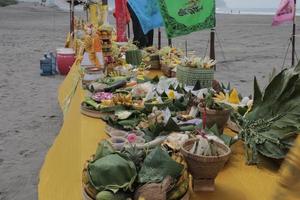 Opfergaben bei der Nyepi-Zeremonie der indonesischen Hindus. foto