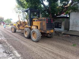 medan, indonesien, 07. februar 2022-grader nivelliert straße für die pflasterung foto