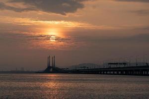 Penang-Brücke am Morgen des Sonnenaufgangs foto