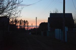 Sonnenuntergang auf dem Land im Winter foto