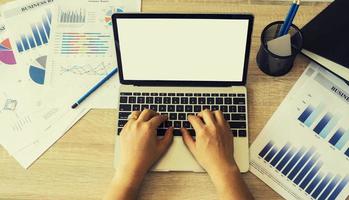 geschäftsfrauen tippen auf laptop-tastatur, netzwerkkommunikation oder finanzkonzept. foto