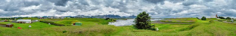 wunderschöne isländische landschaft mit bergen, lagunen und grasland in der nähe der stadt hofn, südisland. foto
