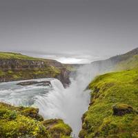 wunderbarer wasserfall gullfoss in island, sommer, mit kopierraum-verlaufshintergrund. foto