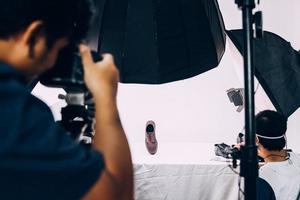 Fotoshooting hinter den Kulissen des Schuhprodukts im Studio foto