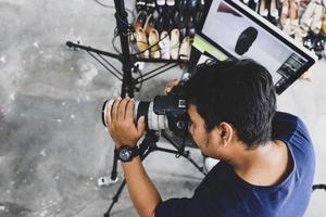 männlicher fotograf, der im studio arbeitet foto