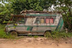 Verlassen Sie den alten, abgenutzten, verrosteten Lieferwagen, der an der Seite einer unbefestigten Straße in einer abgelegenen Gegend von Brasilien zurückgelassen wurde foto