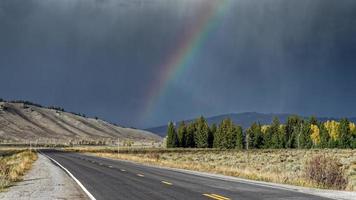 Regenbogen über einer Straße in Wyoming foto