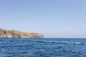 fantastische Aussicht auf die felsige Küste an einem sonnigen Tag mit blauem Himmel. malerische und wunderschöne Szene. Malta. Europa. Mittelmeer. Beauty-Welt. foto