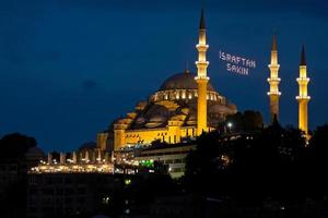 istanbul, türkei, 2018 - nächtlicher blick auf die süleymaniye-moschee in istanbul, türkei am 98. mai 2018 foto