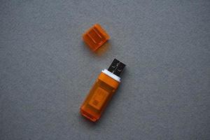 Orange USB-Flash-Karte auf grauem Hintergrund foto