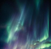 Aurora Borealis, Nordlichter mit Sternen, die am Nachthimmel leuchten foto