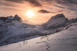 landschaft des sonnenaufgangs auf dem schneebedeckten berg am gipfel von segla foto