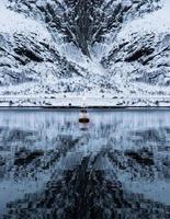 Schiff, das im Winter auf einem mächtigen Berg im Tal kreuzt foto