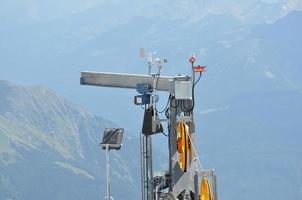 Wetterstation mit Instrumenten zur Messung atmosphärischer Bedingungen foto