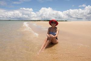 Dame amüsiert sich an einem einsamen Strandabschnitt in Corumbau, Bahia, Brasilien foto