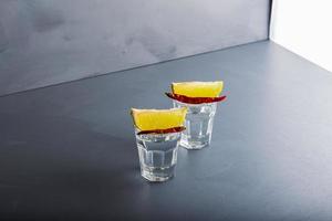 Nahaufnahme Detailansicht von Tequila-Aufnahmen aus dem Studio mit Kopierraum. foto