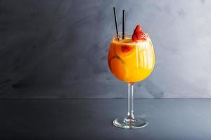 Nahaufnahme Detailansicht des alkoholfreien Beerenfruchtcocktails foto