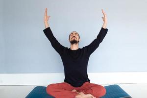 Mann in Frieden mit ruhiger Stimmung in Meditationstrance. Enthält Kopierbereich, Innenaufnahme mit professionellem Darsteller. foto