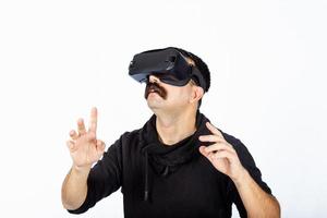 Der Mensch zeigt während der Virtual-Reality-Erfahrung auf den Weltraum und schockiert das Cyber-Reich. foto