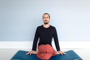 Mann in Frieden mit ruhiger Stimmung in Meditationstrance. Enthält Kopierbereich, Innenaufnahme mit professionellem Darsteller. foto