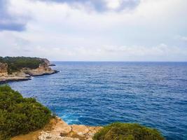 Panorama Klippen Landschaft Bucht von Cala Santanyi auf Mallorca, Spanien. foto