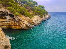 Panorama Klippen Landschaft Bucht von Cala Santanyi auf Mallorca, Spanien. foto