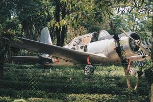 das verlassene Wrack eines indonesischen Propellerflugzeugs auf Yogyakarta, Indonesien foto