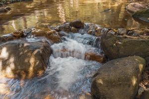 Das Wasser in den natürlichen Ressourcen der Wasserfallattraktionen in Thailand ist kühl. kühles Wasser fließt durch die Felsen. foto