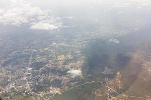 blauer Himmel mit Wolken im Flugzeug foto