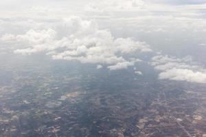 blauer Himmel mit Wolken im Flugzeug foto