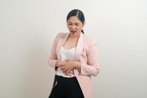 asiatische Frau hat Bauchschmerzen foto