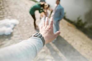 Tag der Liebe junger Hand mit dem Herzen zweier Menschen. foto