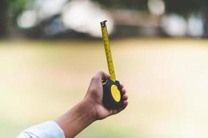 Hand und Werkzeuge des Technikers. foto