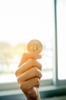 bitcoin kryptowährung digital btc münzentechnologie internettechnologie moderne geschäftskonzepte zum kauf einer linie foto