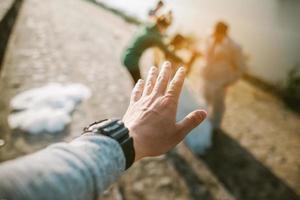 Tag der Liebe junger Hand mit dem Herzen zweier Menschen. foto