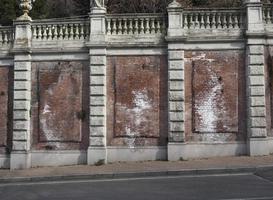 Ausblühungen an der Ziegelwand foto