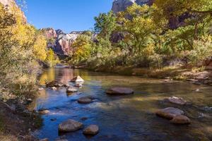 jungfräulicher Fluss, der sich durch die Berge von Zion schlängelt foto