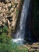 Wasserfall unterhalb der neuen Brücke von Ronda Spain foto