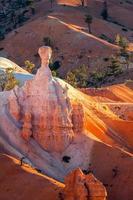 Dämmerungslicht, das einen ungewöhnlichen Hoodoo im Bryce Canyon beleuchtet foto