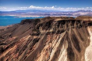 Luftaufnahme der Berge neben Lake Mead foto