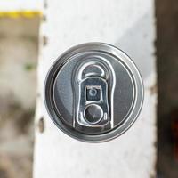 Ein Dosendeckel aus der Vogelperspektive kann ein Kaffee, Saft oder Sodawasser sein, das Kinder lieben. Es wurde auf dem Balkon aufgestellt und dem Licht ausgesetzt, um Schatten zu erzeugen. foto