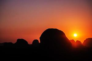 Landschaftsberg mit Sonnenuntergang in Krabi Thailand foto