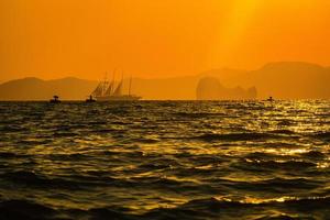 Sonnenuntergang über dem Meer foto