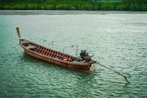 Landschaftshimmel mit kleinen Fischerbooten in Thailand foto