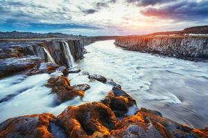 fantastische aussicht auf den selfoss-wasserfall im nationalpark vatnaj foto