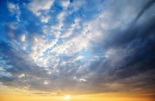 Bunter Himmel mit Sonnenhintergrund in den Bergen. Sonnenuntergang Sonnenaufgang foto