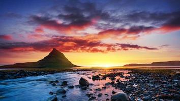 der malerische Sonnenuntergang über Landschaften und Wasserfällen. kirkjufel foto