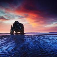 hvitserkur ist ein spektakulärer Felsen im Meer foto