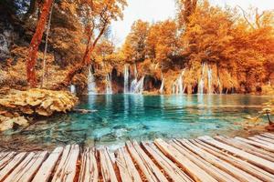 fantastische Aussicht auf Wasserfälle und türkisfarbenes Wasser ein Sonnenlicht foto
