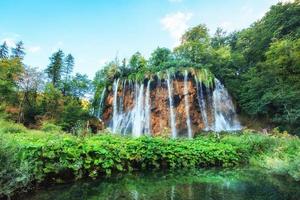 fantastische Aussicht auf Wasserfälle und türkisfarbenes Wasser ein Sonnenlicht foto